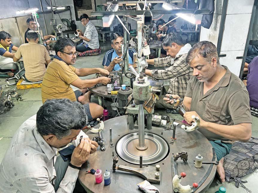 હીરાની ધૂંધળી ચમક... રોજગારના નવા રસ્તા કટ-પૉલિશથી પરે... જીવનને નવો ઘાટ આપતા રત્નકલાકારો